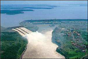 Itaipu-Damm an der Grenze zwischen Brasilien und Paraguay